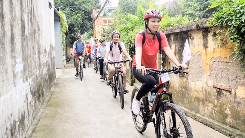 骑上自行车 探索河内市。（图片来源：今日报）