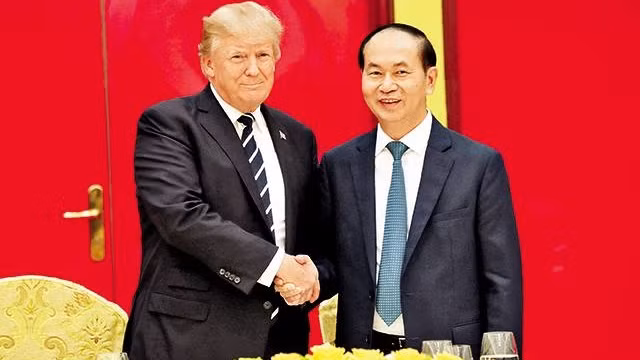 越南国家主席陈大光同美国总统唐纳德·特朗普握手。