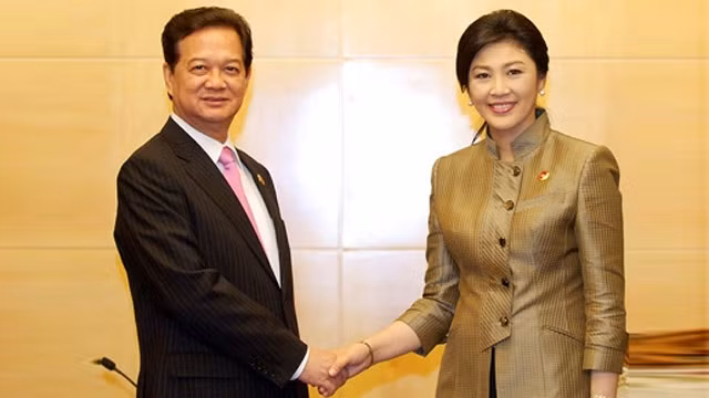 阮晋勇总理与英拉·西那瓦总理亲切握手。 (Photo: 图片来源：VGP)