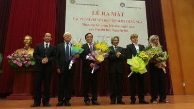 越南社会科学翰林院领导向《翘传》翻译家赠送鲜花。