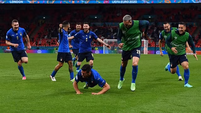 意大利队庆祝胜利。