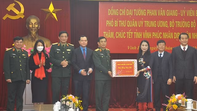 越南国防部部长潘文江大将向永福省领导代表赠送慰问品。（图片来源：越通社）