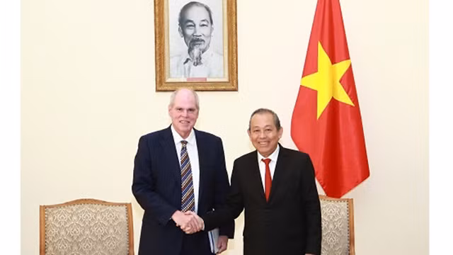 张和平副总理会见经济合作与发展组织副秘书长杰弗里·施拉根豪夫。（图片来源：VGP）