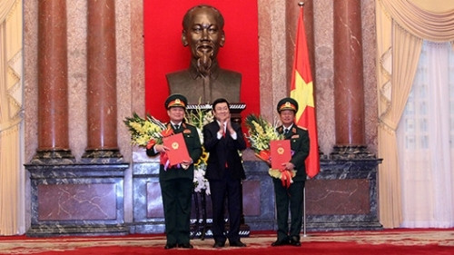 越南国家主席张晋创10月5日下午在主席府向越南人民军将领颁发晋升军衔决定。