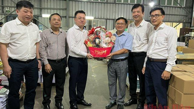 黎国明同志一行向公司干部员工拜年并赠送礼品。