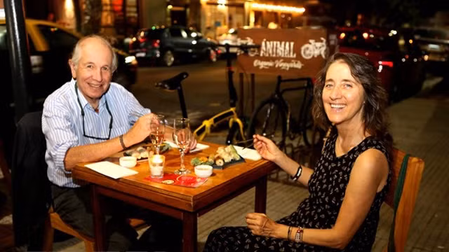 阿根廷友人品尝越南春卷。