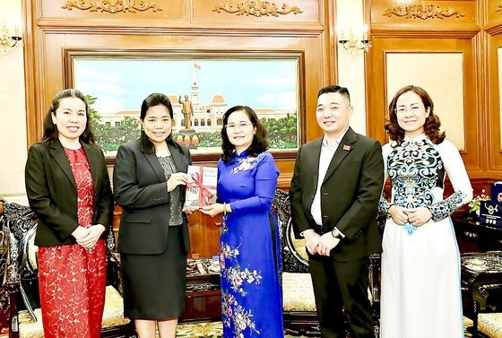 胡志明市委副书记、人民议会主席阮氏丽会见了泰国新任驻胡志明市总领事Wiraka Moodhitaporn。（图片来源：越通社）