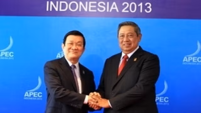 印度尼西亚总统苏西洛•班邦•尤多约诺迎接越南国家主席张晋创。 (Photo: 图片来源：越通社)