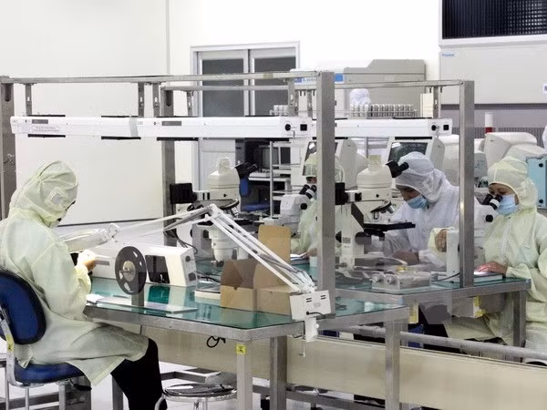在二号VSIP工业区的Seibi Semiconductor有限公司的电子零件生产线。