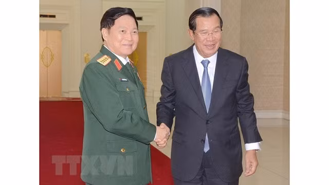 柬埔寨首相洪森会见越南国防部部长吴春历大将。（图片来源：越通社）