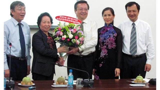 阮氏缘副主席向胡志明市教育培训局领导赠送鲜花。 (Photo: 图片来源：人民军队报网)
