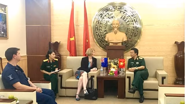 越南国防部175号军医院院长阮鸿山会见新西兰驻南越大使温迪•马修斯。（图片来源：人民军报）