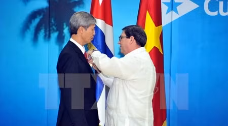 古巴外交部长向阳明大使颁发友谊勋章。