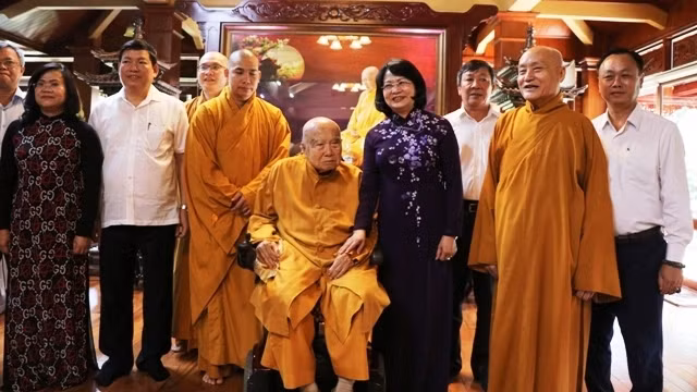 越南国家副主席邓氏玉盛和常照禅院代表合影。