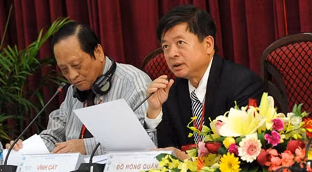 越南音乐家协会会长杜红军（右）出席研讨会。（图片来源：VOV）