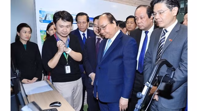 阮春福总理参观新加坡港。