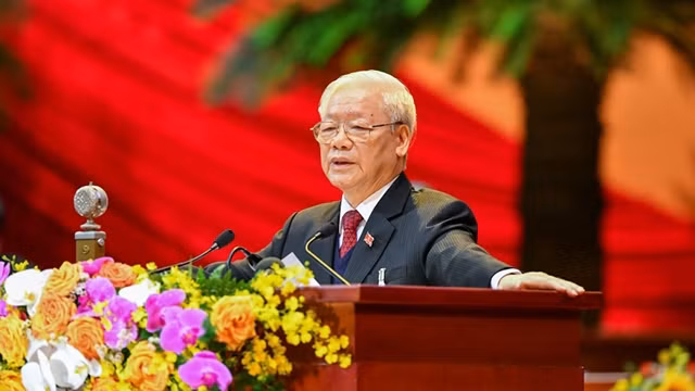 越共中央总书记、国家主席阮富仲宣读越共第十二届中央委员会关于越共十三大各项文件的报告。