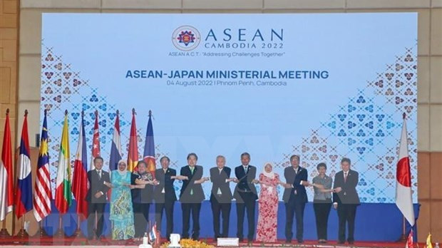 日本外相林芳正与东盟各国外长合影。（图片来源：越通社）