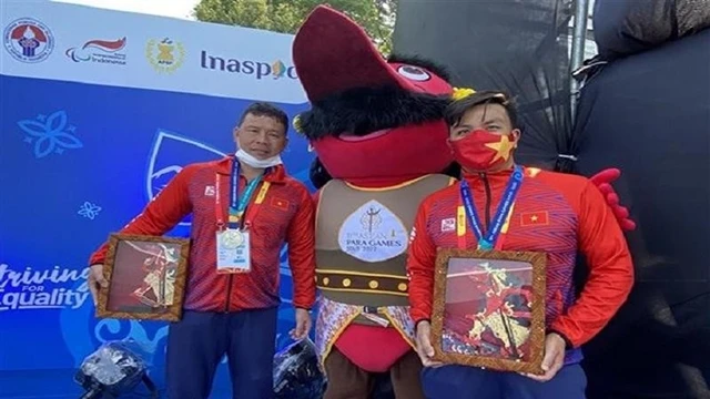 越南残疾人游泳运动员武黄英科（右）和队友合影。