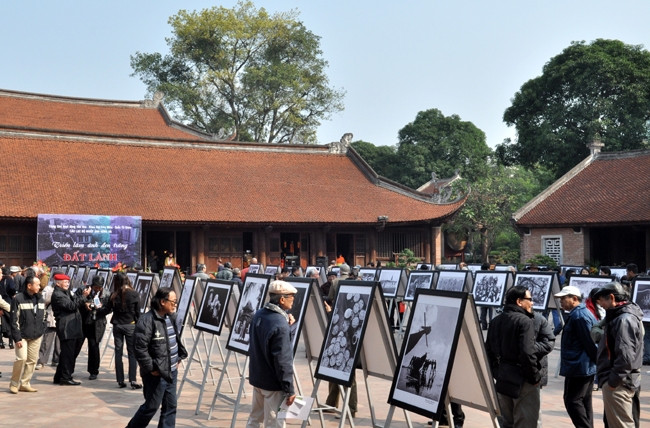 “宜人之地”黑白摄影图片展在越南河内举办。（图片来源：人民报网）