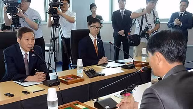 15日上午，韩朝在开城工业园区综合支援中心举行有关恢复开城工业区正常运转的第三轮工作会谈。