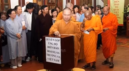 旅居老挝越南人祈求祖国领土完整。（图片来源：越通社）