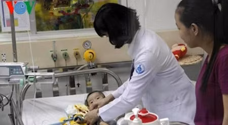 胡志明市一号儿童医院成功实施世界第5例先天性心脏畸形手术。（图片来源：《越南之声》）