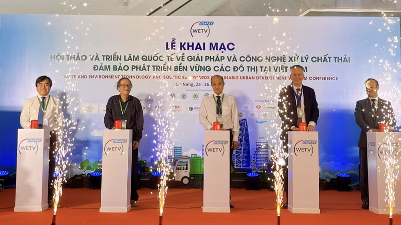 废弃物处理措施和技术的国际展和研讨会开幕式。