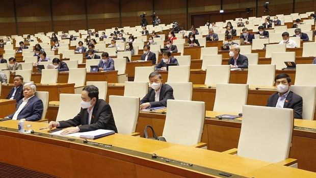 国会代表讨论司法和反腐败工作相关问题。（图片来源：越通社）