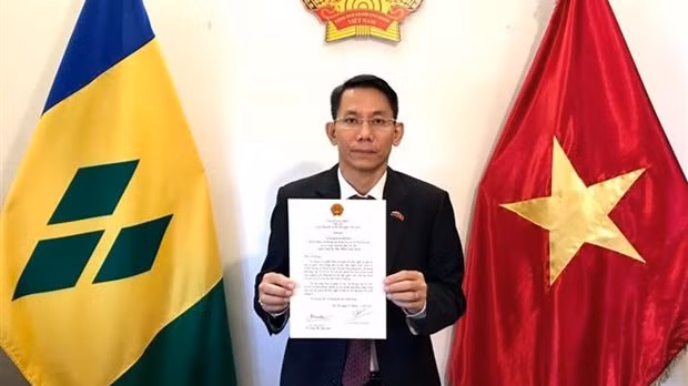 黎曰缘大使向文森特和格林纳丁斯总督苏珊·道根递交国书。（图片来源：越通社）