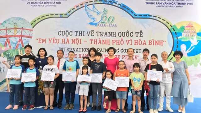 “我爱河内——和平之城”国际绘画比赛吸引近300名少年儿童参赛。