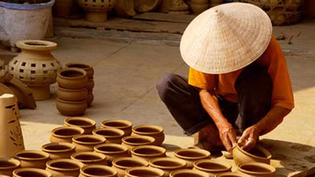 附图：清河陶瓷村工匠。