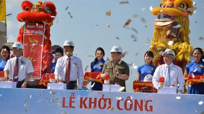 越南政府副总理黄忠海出席仪式并发令开工。