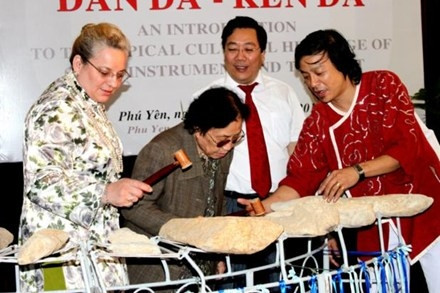富安省人委会向联合国教科文组织代表介绍石琴、石哨的独特之处。 (Photo: 图片来源：劳动报网)