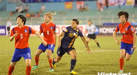 澳大利亚队员（蓝）和韩国队员（红）在比赛中。（图片来源：越通社）