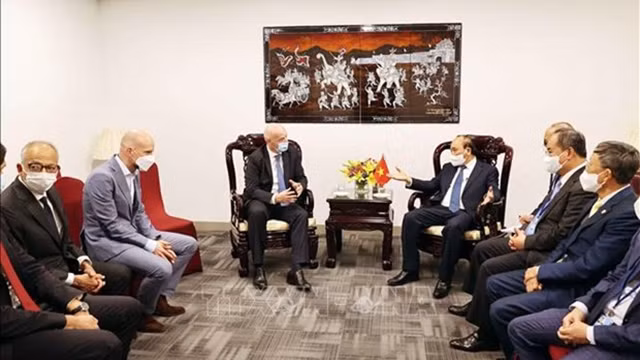 越南国家主席阮春福会见国际足联主席詹尼·因凡蒂诺。（图片来源：越通社）