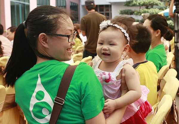 附图：胡志明市举行许多活动，积极响应“世界母乳喂养周”。