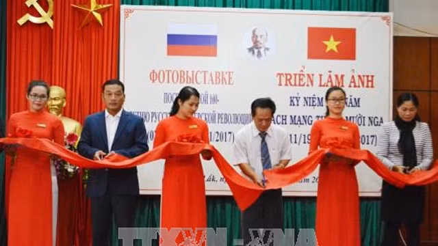 得乐省举行的俄国十月革命胜利100周年图片展。（图片来源：越通社）