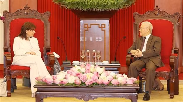 越共中央总书记阮富仲会见希腊总统卡特里娜·萨克拉罗普卢。（图片来源：越通社）