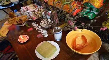 每到农历腊月二十三，越南人家家户户都放生鲤鱼，送灶神上天。