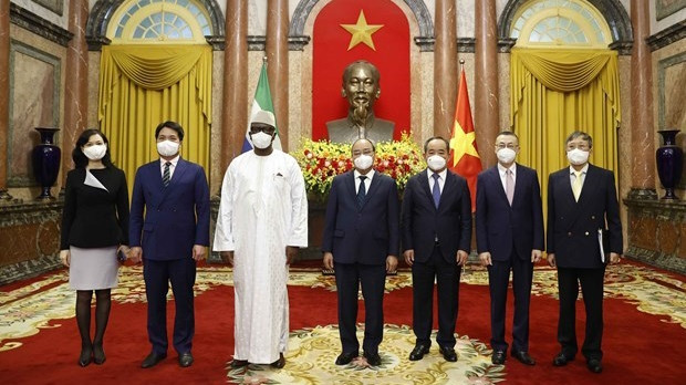 越南国家主席阮春福会见塞拉利昂新任驻越南大使Ernest Mbaimba Ndomahina。（图片来源：越通社）
