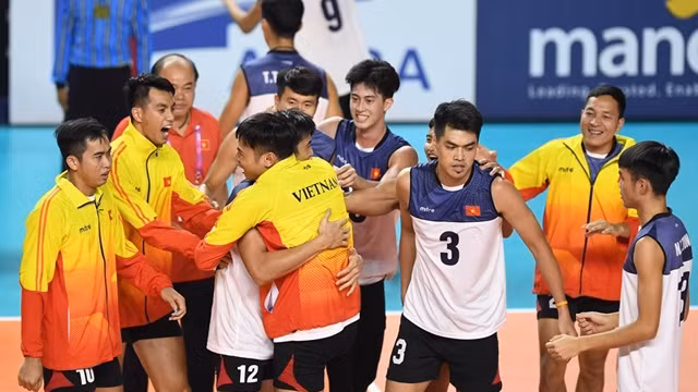 越南男排队庆祝取胜。