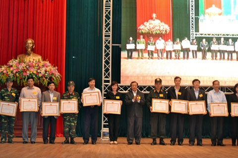 范光毅同志向优秀单位和个人颁发奖状。 (Photo: 图片来源：新河内报网)