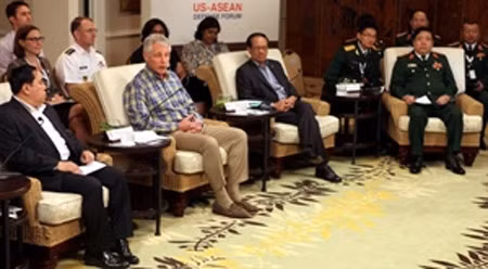 越南国防部长冯光清大将（最右边）出席论坛。（图片来源：越通社）