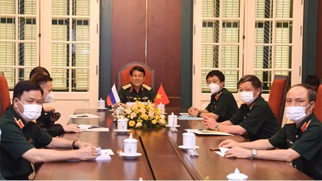 越南人民军总政治局主任梁强大将主持会议。（图片来源：人民军队报）