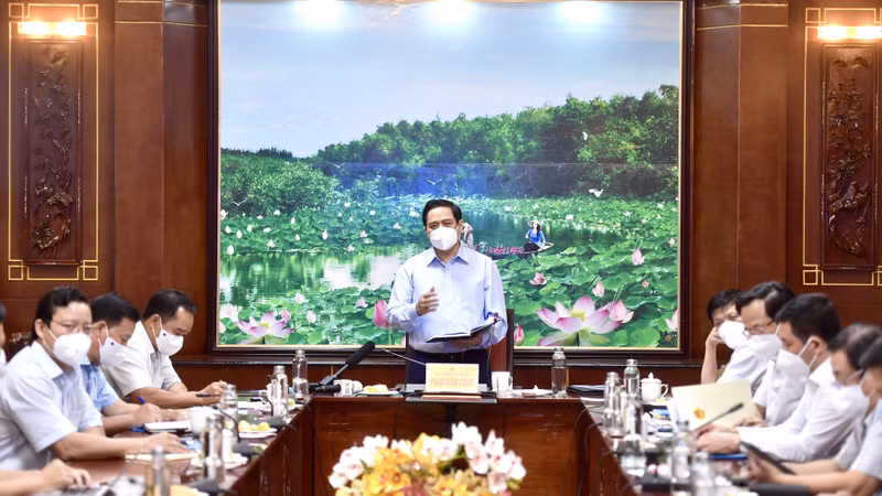 政府总理同隆安省领导举行座谈。（图片来源：VGP）