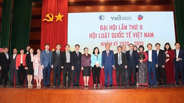 越南政府常务副总理张和平与各代表合影。