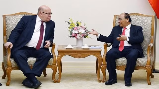 阮春福总理会见德国联邦经济和能源部长阿尔特迈尔。（陈海 摄）