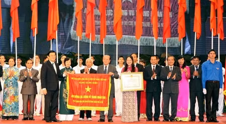 张晋创主席向河内市团市委授予“人民武装力量英雄”称号。