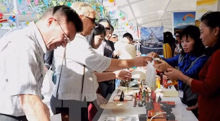 越南展位颇受欢迎。（图片来源：越通社）